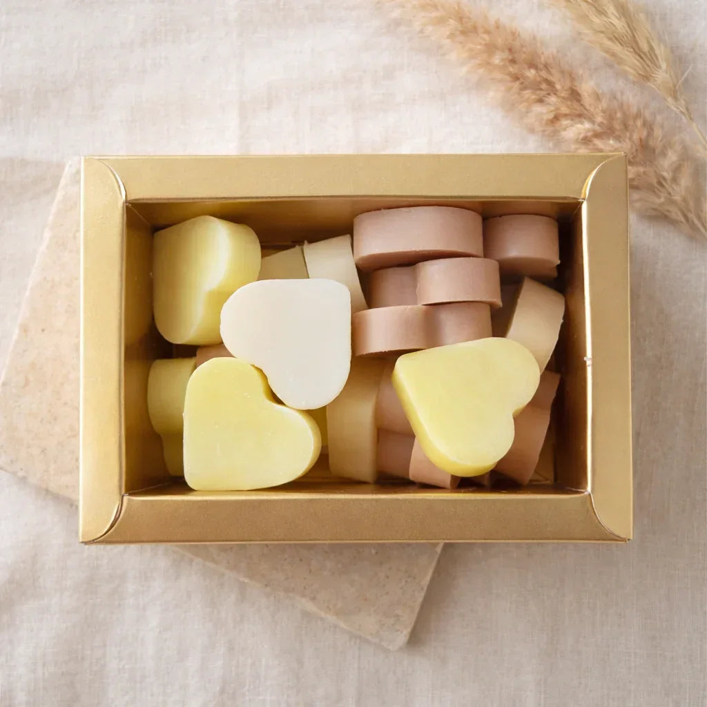 Hand-poured Twilight Bloom wax melt box (approx. 100g) featuring a floral and softly sensual fragrance blend with blooming florals, gentle fruits and warm musky undertones, vegan-friendly, phthalate-free luxury home wax melt.